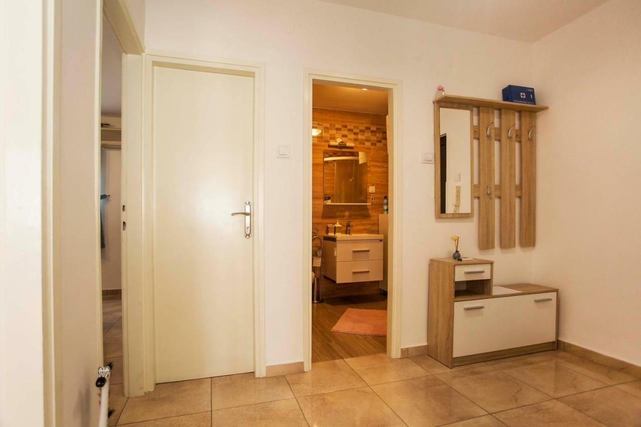 Apartman Barbara Ровин Екстериор снимка